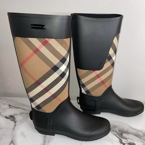 PreOwned Burberry Clemence Rainboots. US Size 10 normally wear a US Size 9 Women